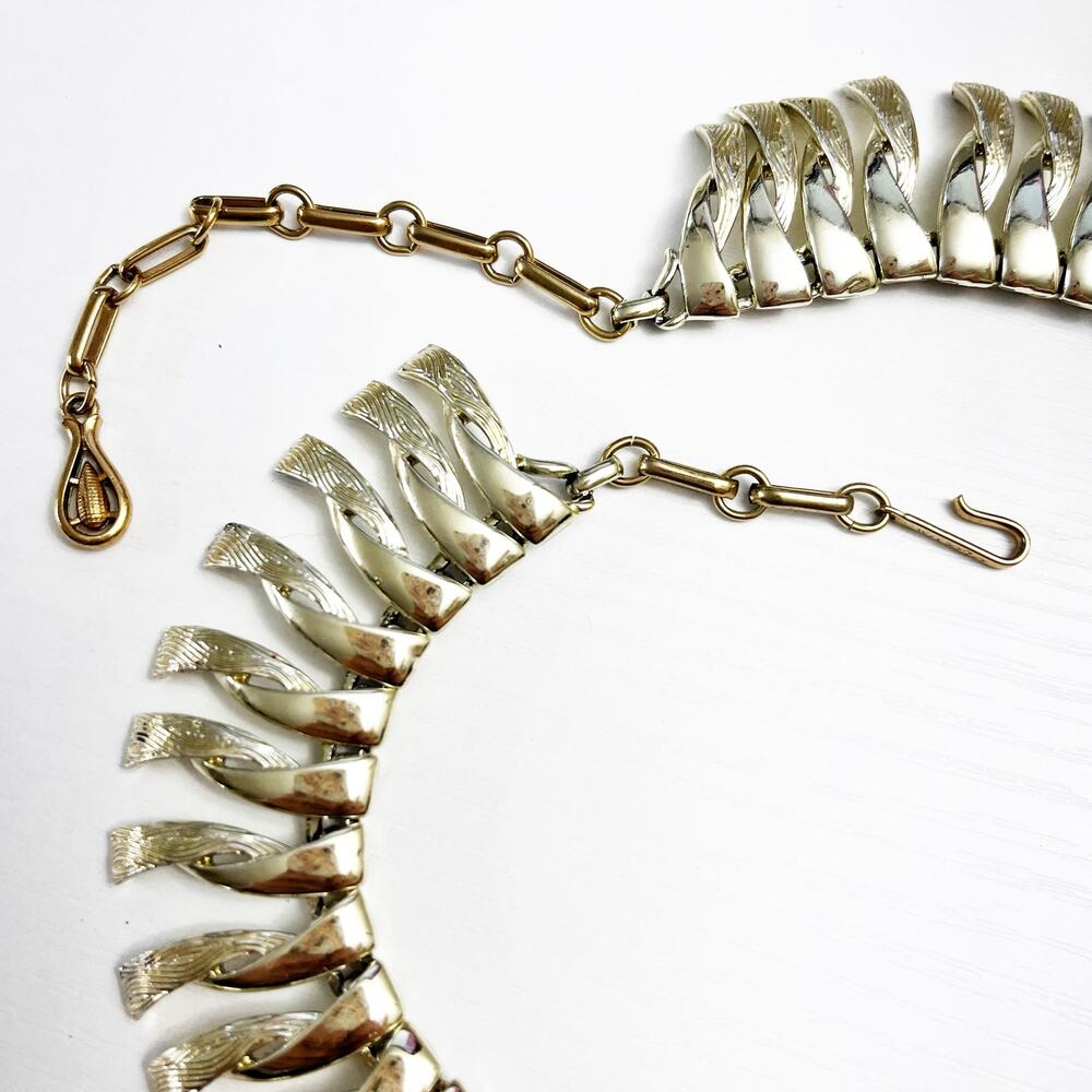 Coro Vintage Light Gold Wreath Collar Necklace - Picture 7 of 9